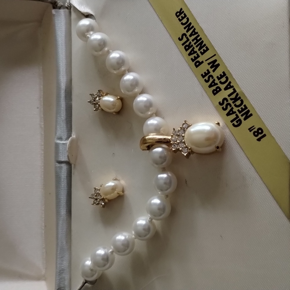 Pearl Necklace And Earrings With Enhancer - Picture 2 of 4
